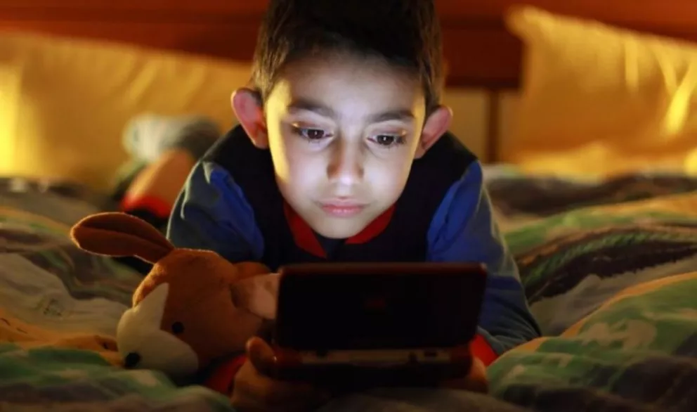 Los niños que miran una pantalla antes de acostarse tienden a dormir menos y engordan más