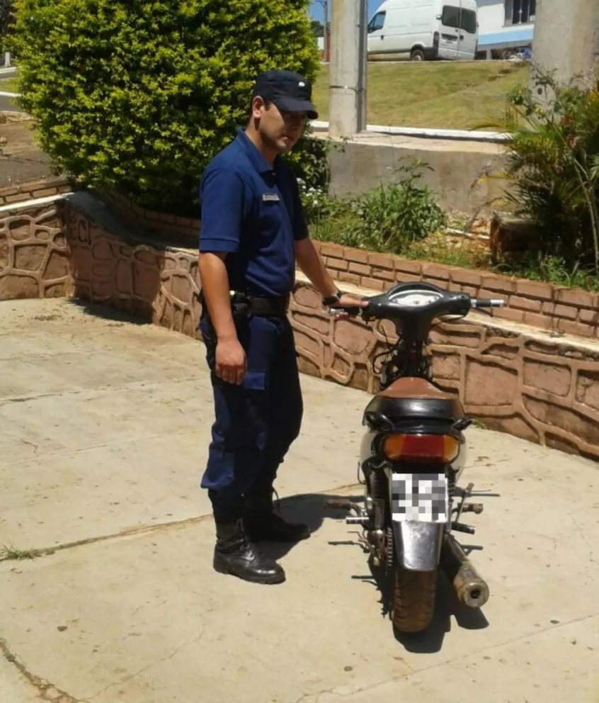 La Policía detuvo a un joven y recuperó una moto robada en Bernardo de Irigoyen