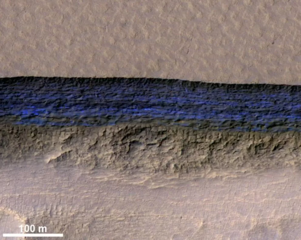Encuentran columnas de hielo de agua limpia bajo la superficie de Marte