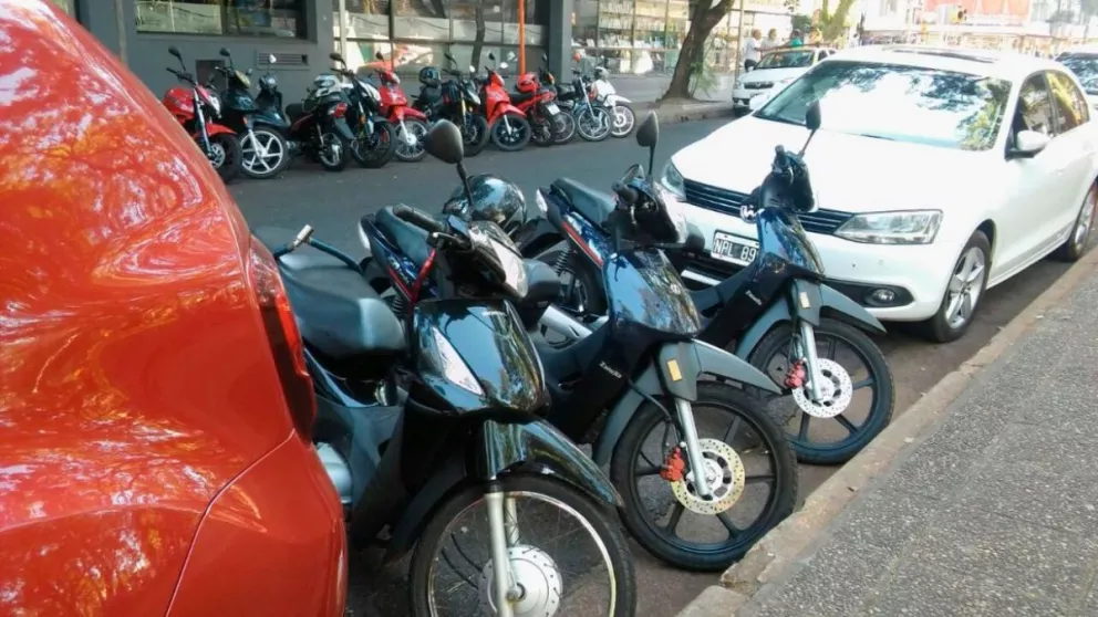 Delimitan espacios exclusivos para estacionar motos en el microcentro