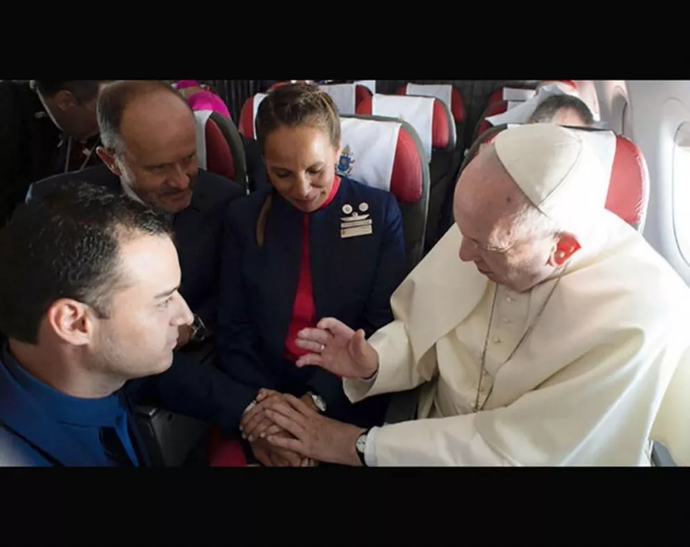 El papa Francisco casó a dos tripulantes de cabina en pleno vuelo
