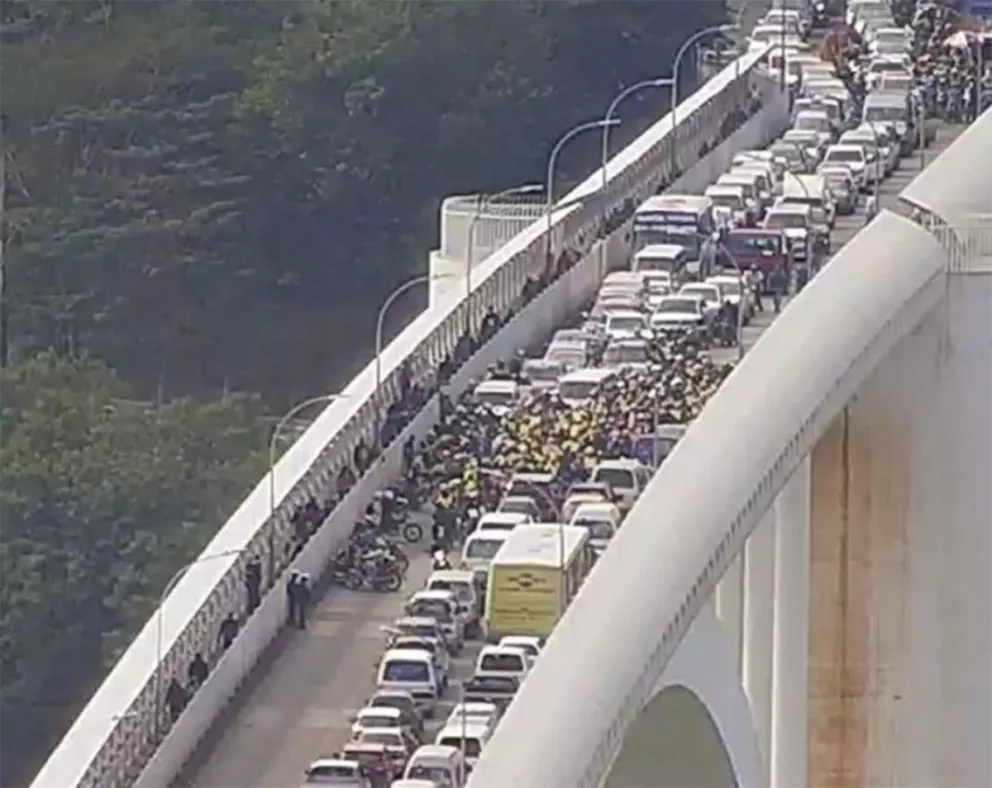 Brasileños cierran el Puente de la Amistad 