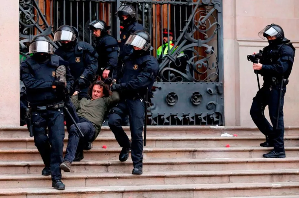 Policías desalojan a manifestantes en Cataluña   
