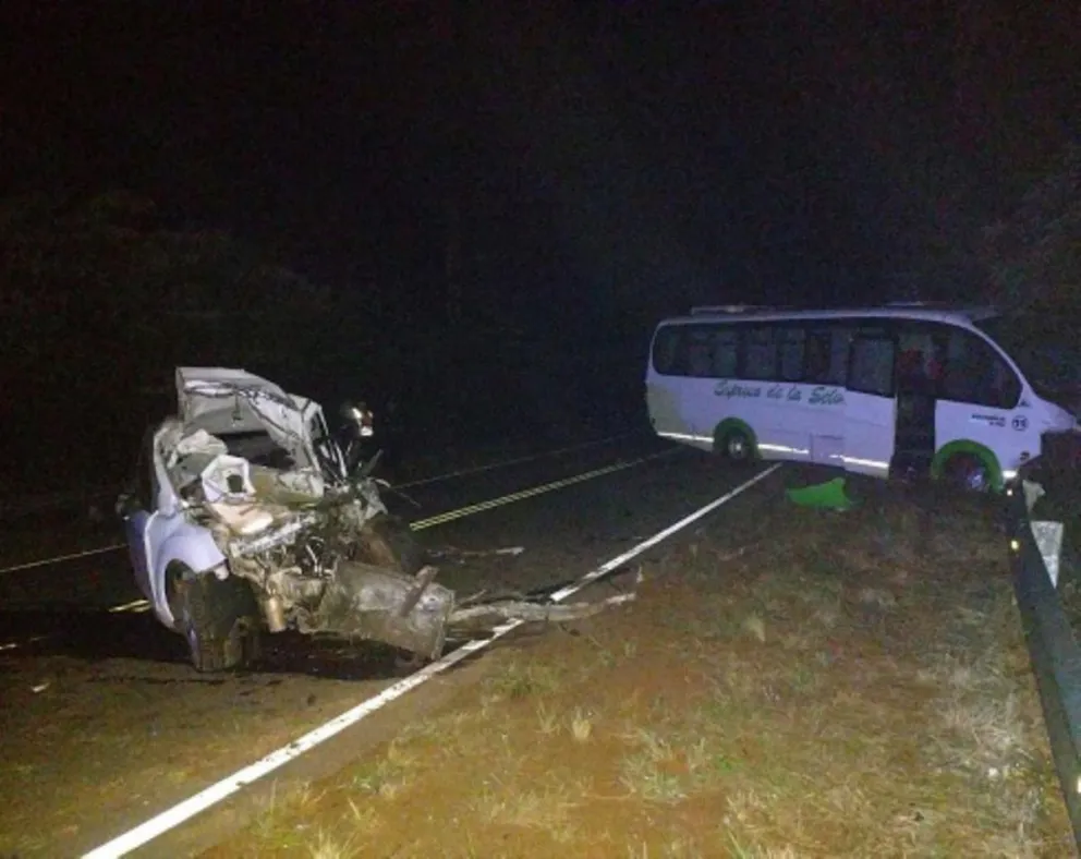 Violento choque entre un colectivo y un auto dejó un muerto y cinco heridos en Wanda