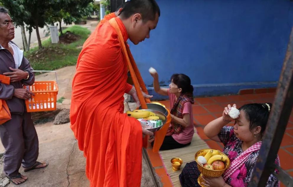 La bendición de la mañana y la comida, tradición que retomaron los monjes.