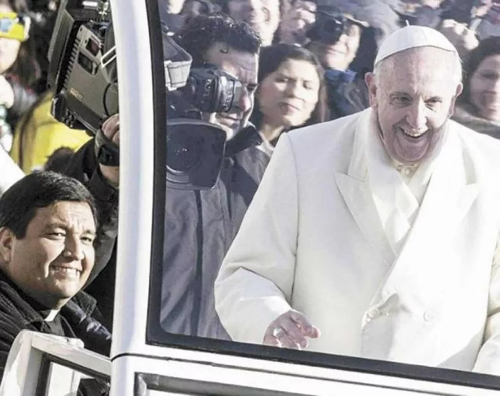 El cura misionero Báez fue invitado por Francisco a subirse al papamóvil en 2014.