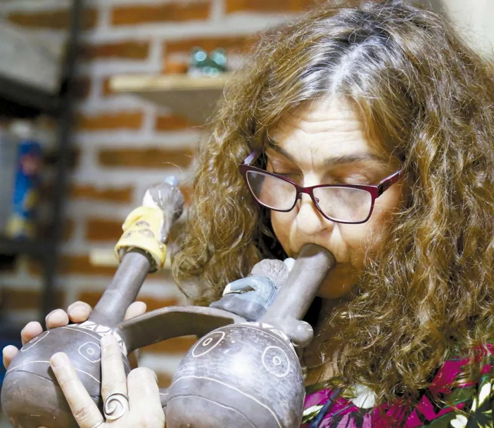 Rossana Rinaldi fabrica piezas musicales exóticas que imitan el sonido del viento o el canto de los pájaros. Las vende a artistas locales y de otras provincias