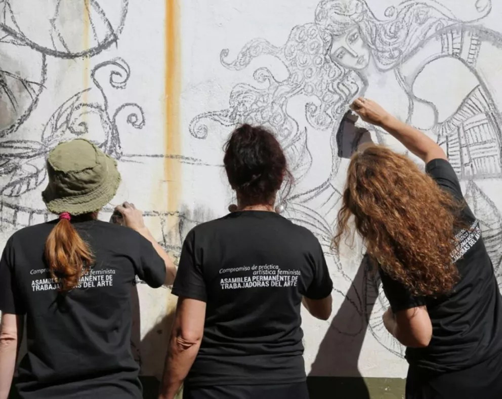Mujeres plasmaron sus ideas en un mural en el Paseo Bosetti
