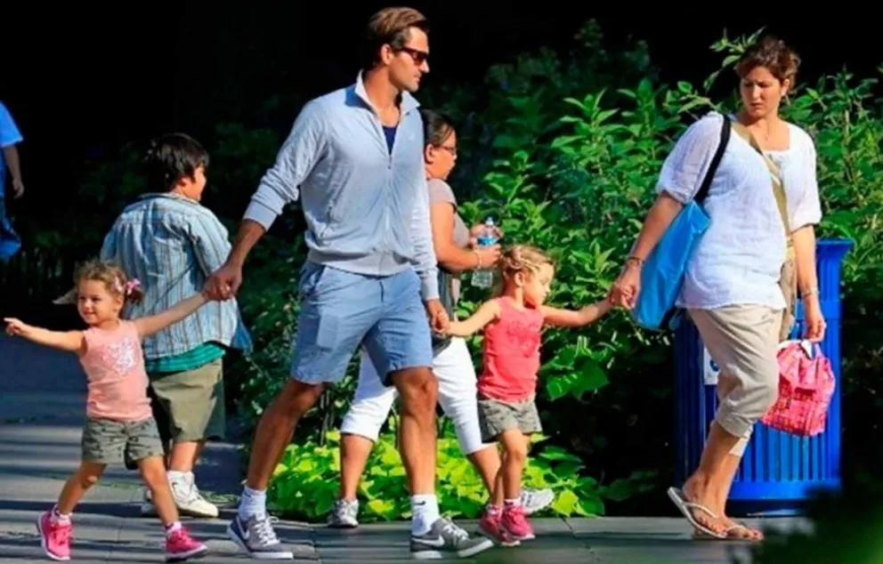 Mientras papá juega, los Federer hacen dinero vendiendo limonada