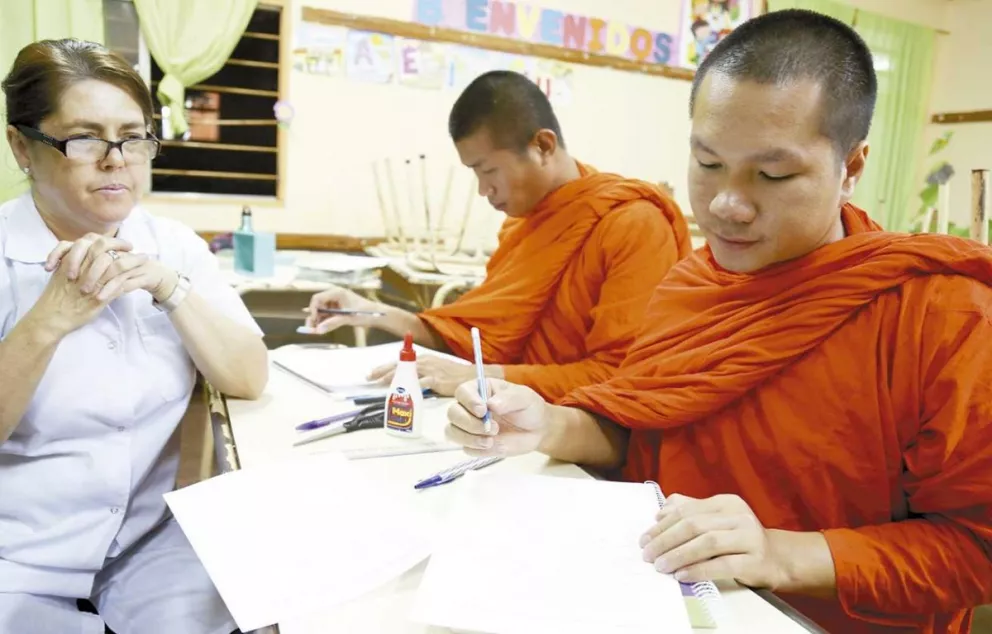 Por primera vez, el establecimiento para adultos de ese barrio posadeño alfabetiza a monjes budistas. Uno de ellos es laosiano y el otro, tailandés. El idioma es el principal desafío