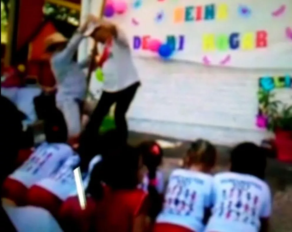 Avanza sumario a docentes por hacer el baile del caño frente a alumnos