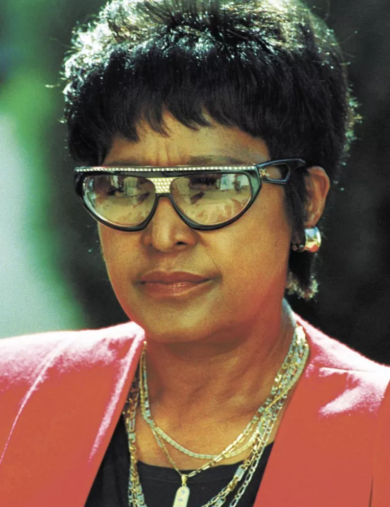 Falleció Winnie, la ex esposa de Nelson Mandela 