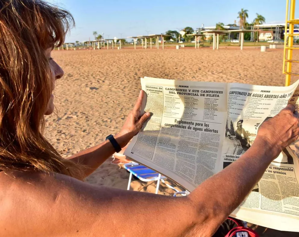 La Negrita leyendo una revista de natación de los ‘90 cargada de historia.