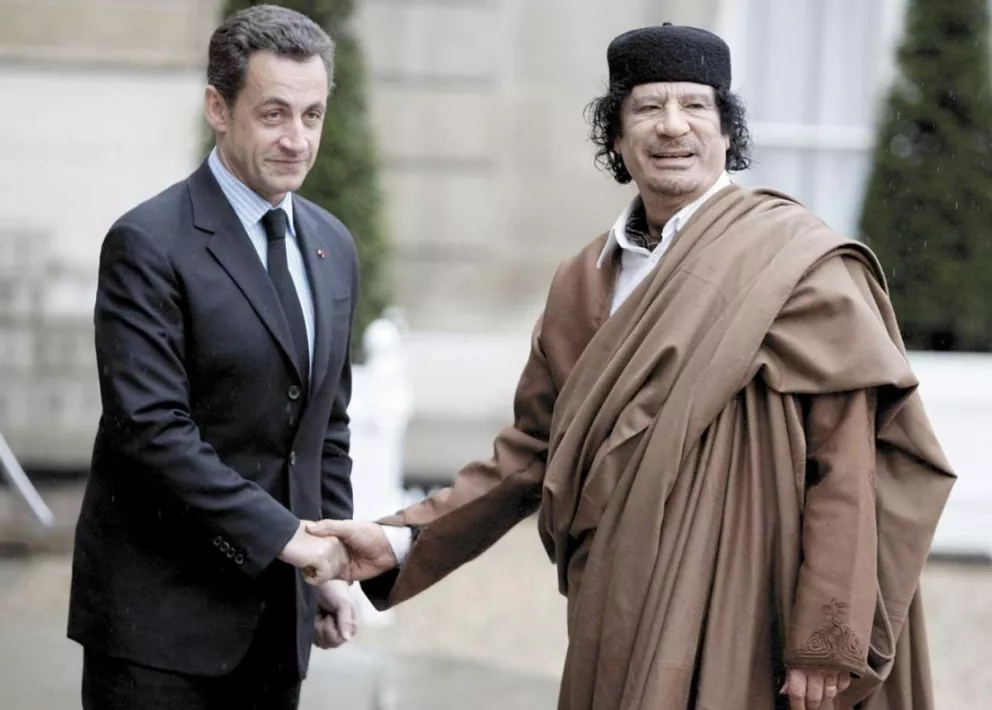 Gadafi fue recibido con honores cuando visitó Francia.