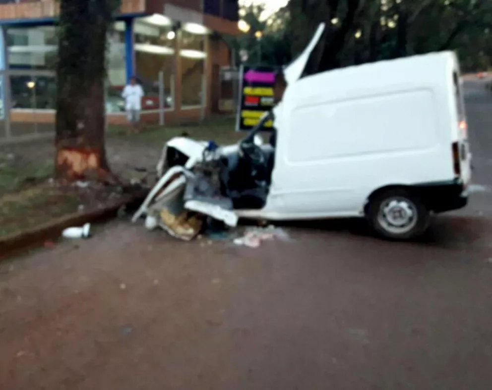 Joven conductor quedó atrapado tras un choque en Montecarlo 