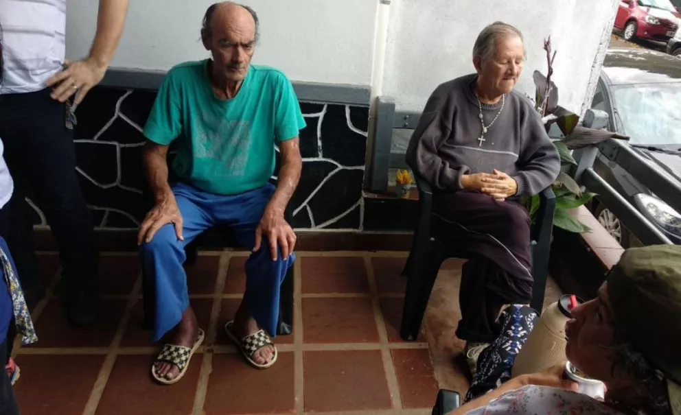 Ancianos a la deriva: Buscan a familiares tras el cierre de un hogar de Posadas 