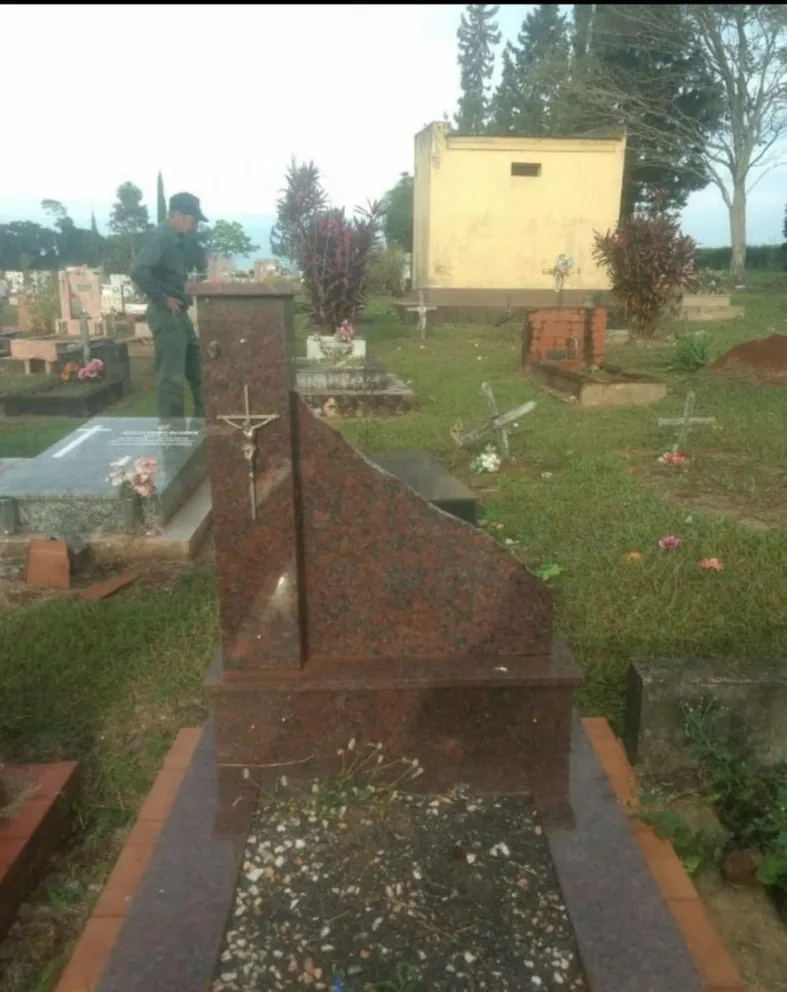 Dañaron 15 panteones en el cementerio de Gobernador Roca