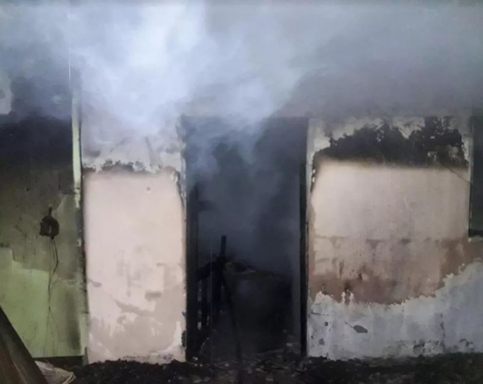 Por explosión de una estufa eléctrica, una vivienda fue consumida por las llamas