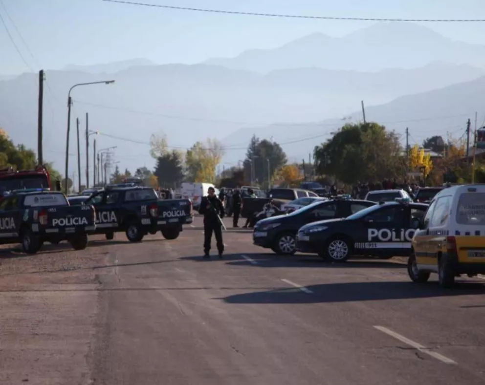 Horror en Mendoza: apuñaló a una embarazada, huyó y mató a dos policías