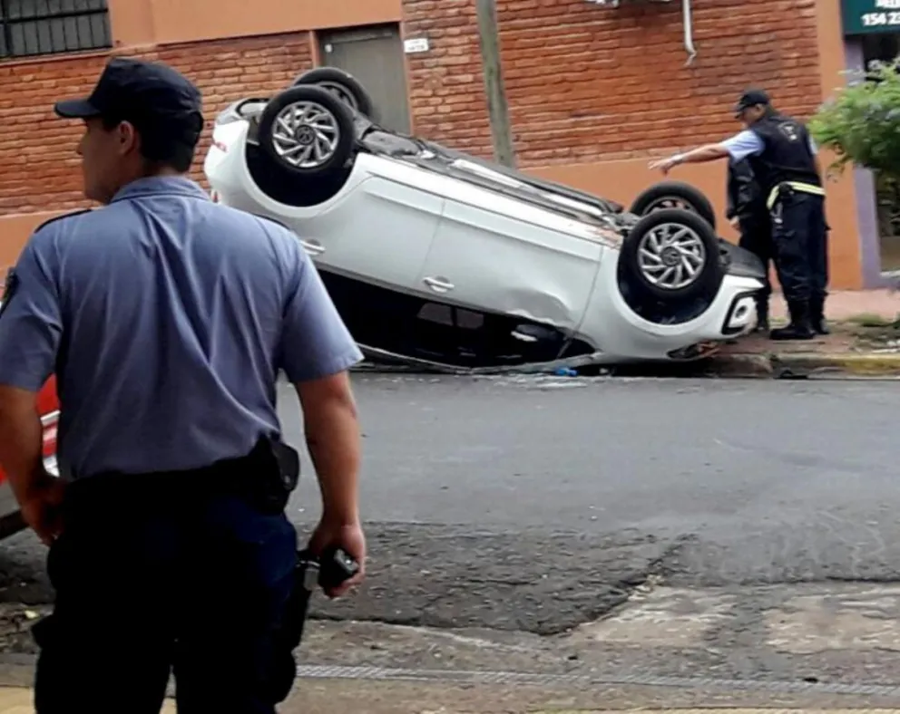 Dos menores heridos tras vuelco en el centro de Posadas 