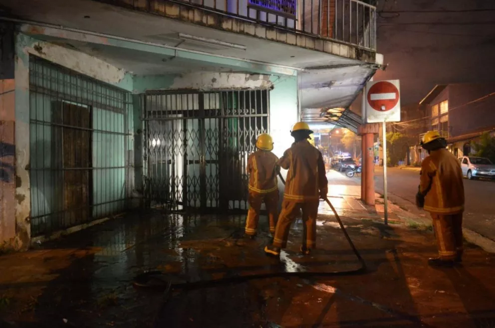 Bomberos de Iguazú controlaron incendio en local comercial