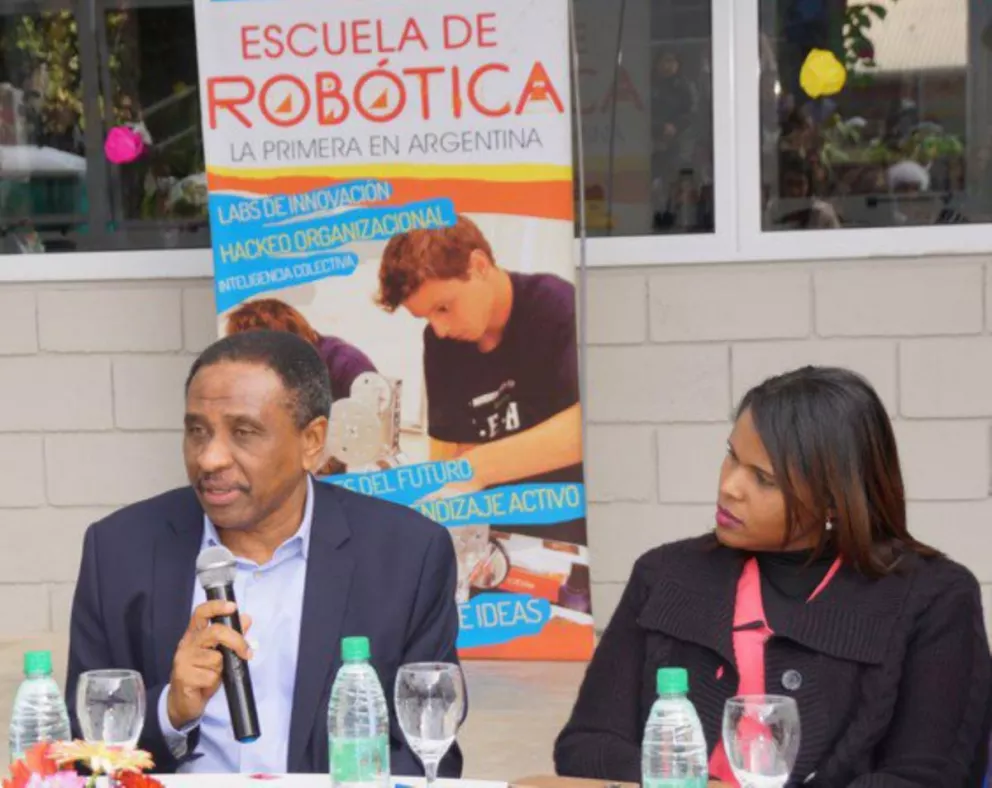 Funcionarios de República Dominicana visitaron la Escuela de Robótica