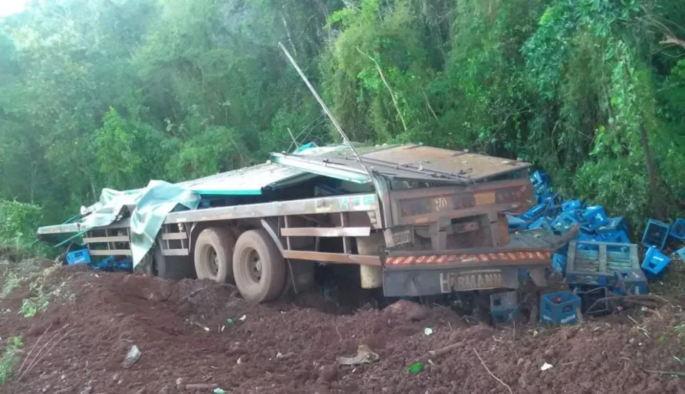 Murió conductor al volcar el camión con carga en ruta 17
