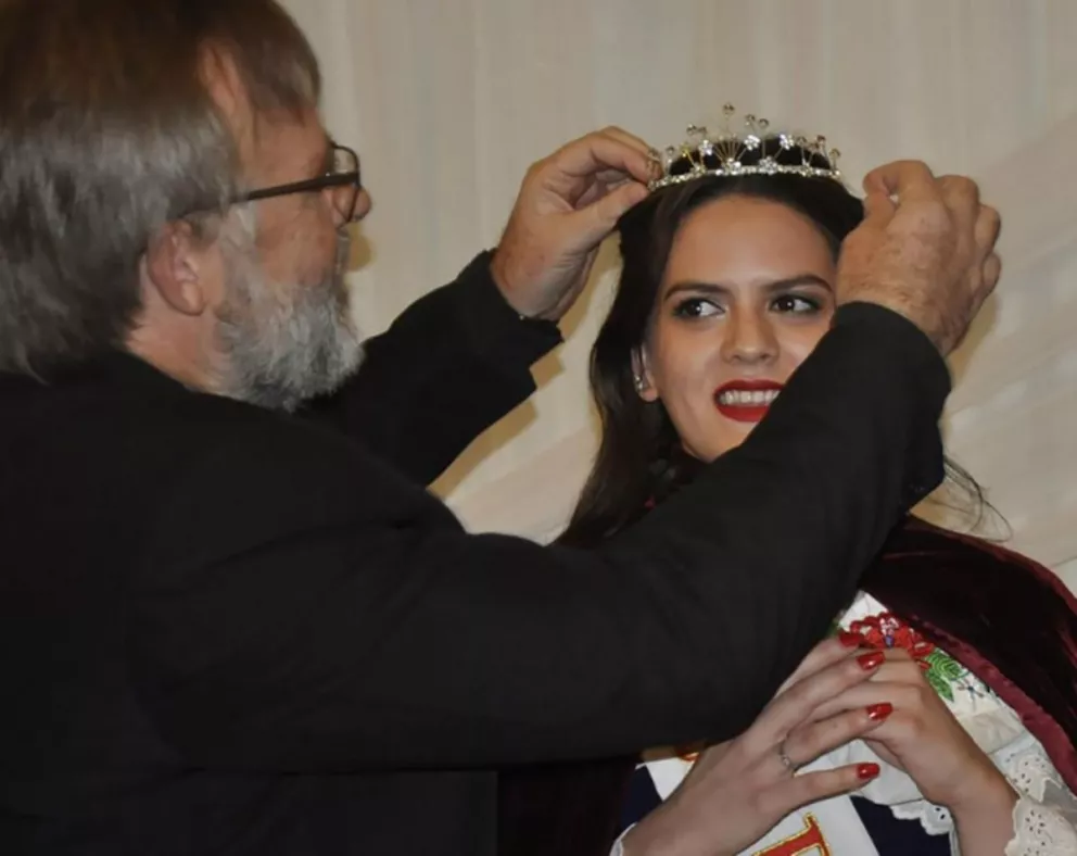 La Colectividad Checa presentó a Rocío, su nueva Reina