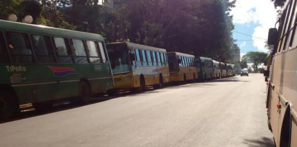 Choferes en asamblea: Posible paro del transporte por atraso en los sueldos 
