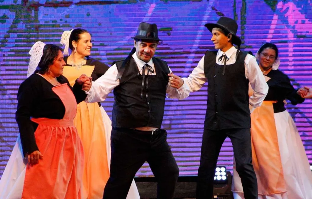 Hugo Viera (centro), sostiene que todos pueden bailar.