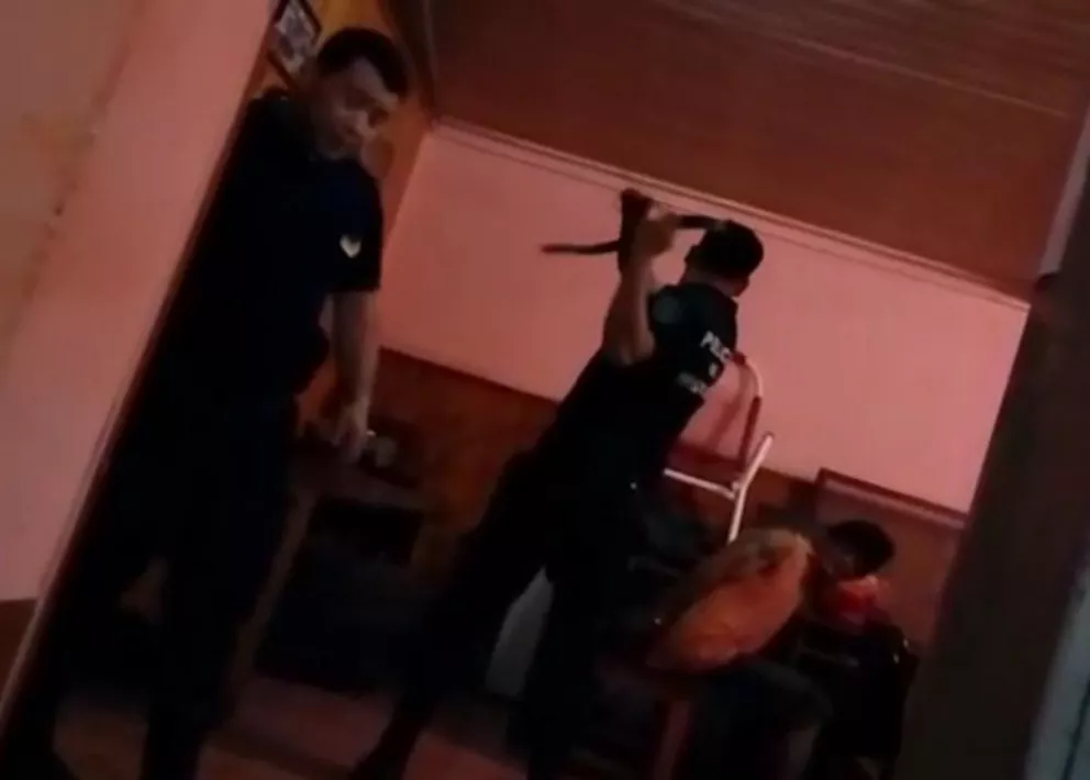 En el video se observa que la víctima recibe al menos cinco cintarazos.