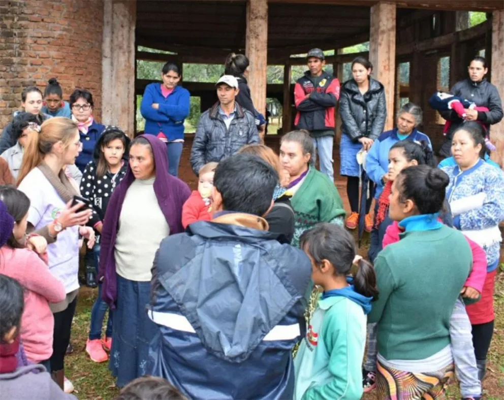 Vecinos esperan la llegada del cuerpo de Raquel para su despedida