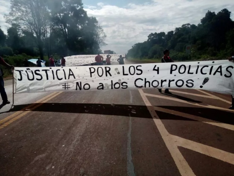 En Esperanza vuelven a cortar la ruta para reclamar la reincorporación de policías