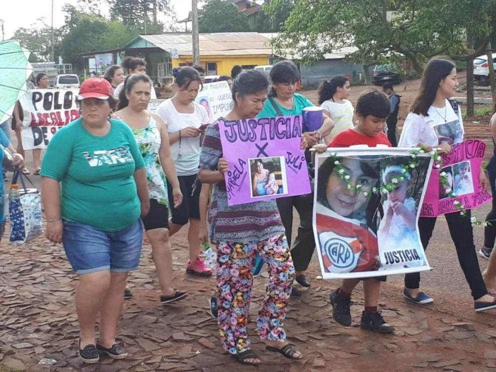 Familiares y amigos de las víctimas marcharon en Santiago de Liniers