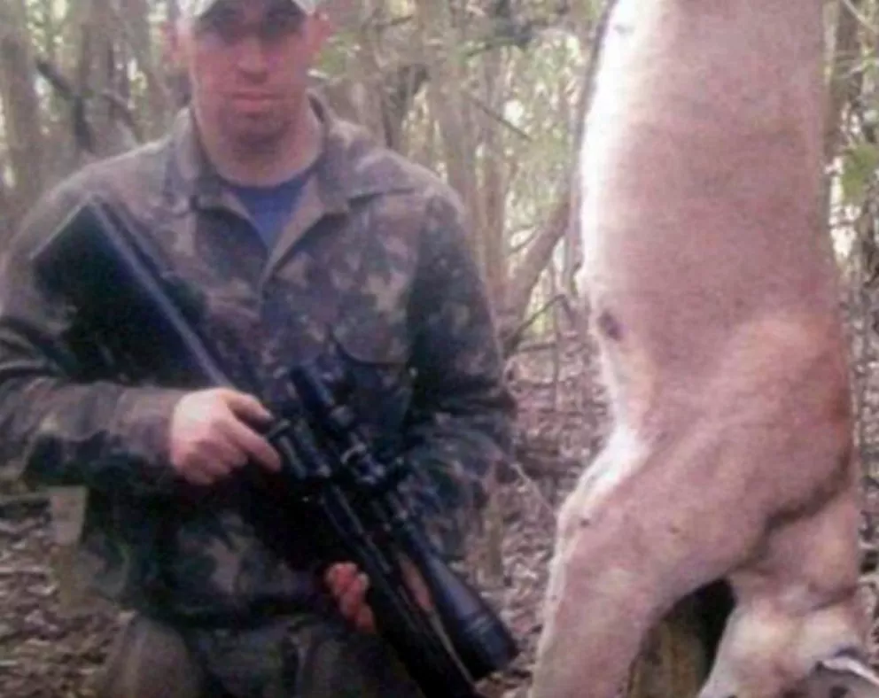 Condenan a cazador que mató a un puma en una reserva natural y publicó la foto en sus redes 
