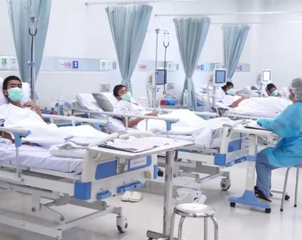 Los chicos tailandeses se recuperan y los muestran por primera vez en el hospital