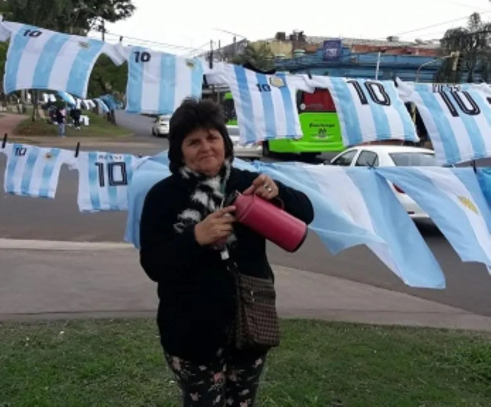 Crece la venta de camisetas y banderas en la previa del debut de la Argentina