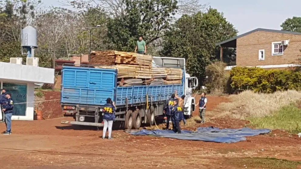 Detienen en Montecarlo un camión cargado con marihuana