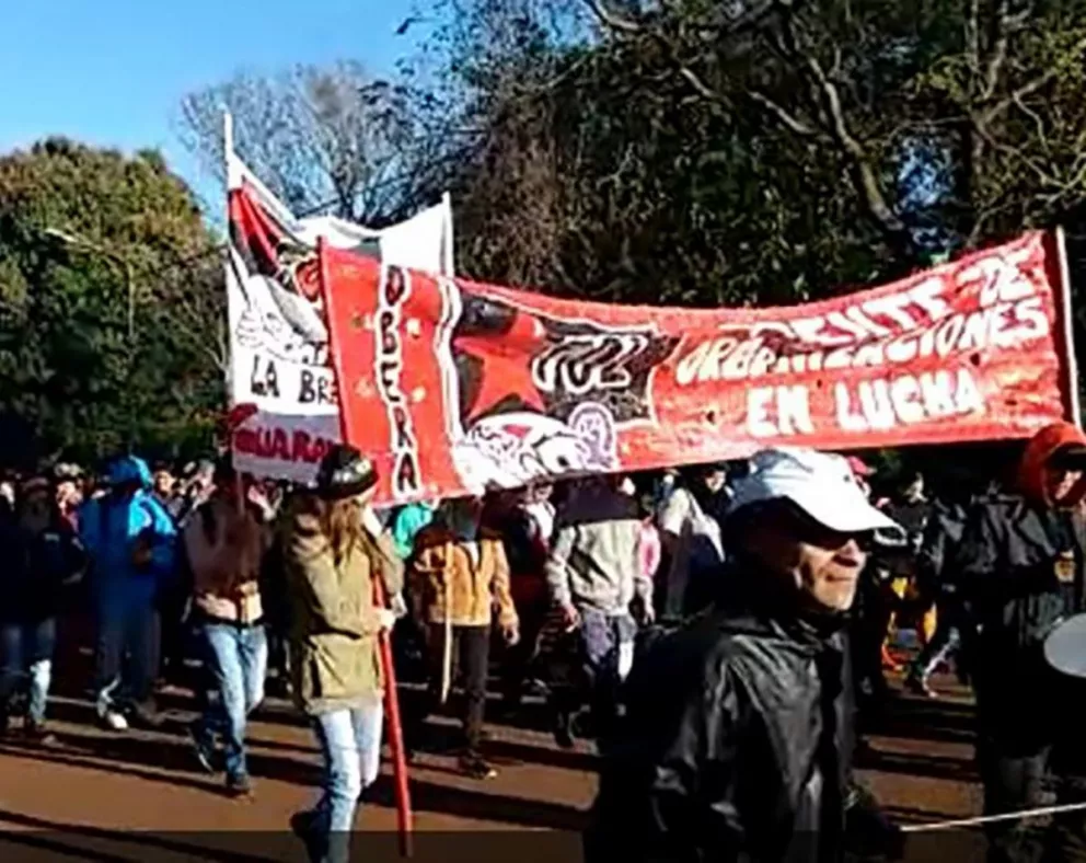Integrantes del FOL marcharon en Guaraní