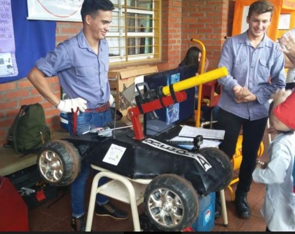 Alumnos de la EPET N° 33 presentaron su prototipo de ataque de incendio Alumnos de la EPET N° 33 presentaron su prototipo de ataque de incendio