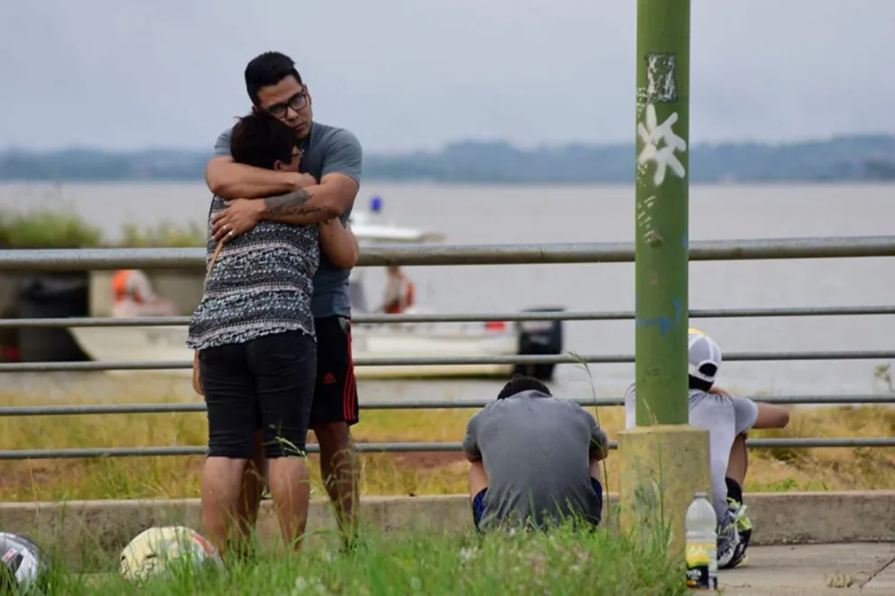 Angustiosa búsqueda de un joven que desapareció en el río Paraná