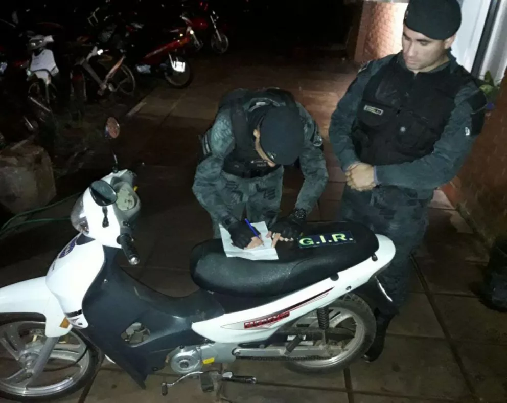 Recuperan una moto robada oculta en un baldío