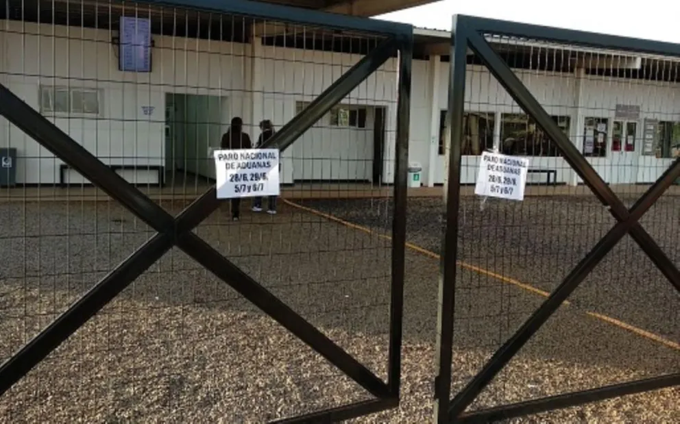 Paro Aduanas: Guardia mínima en el paso fronterizo y sin tren internacional