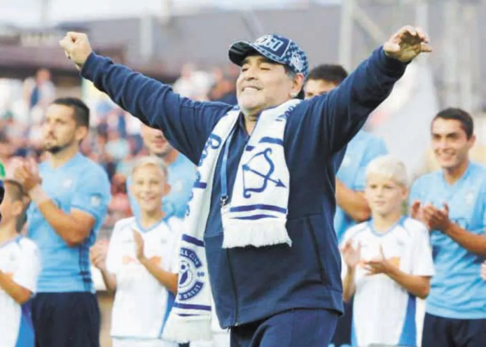 Maradona aislado por haber tenido contacto con un caso positivo de Covid-19