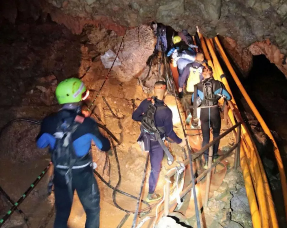 Se conoció el primer video del rescate de los niños de la cueva de Tailandia
