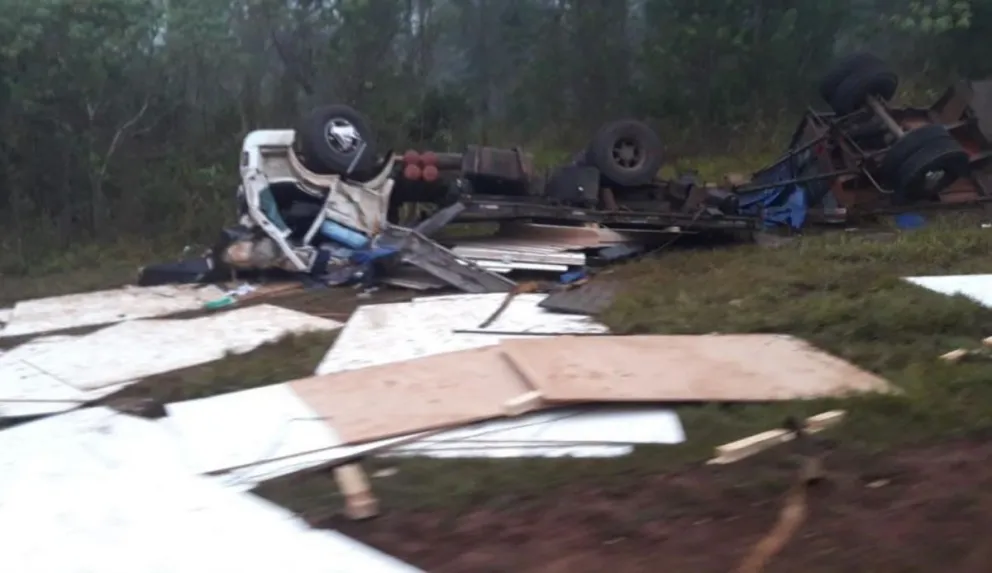 Rescatan a chofer de un camión que despistó y volcó 