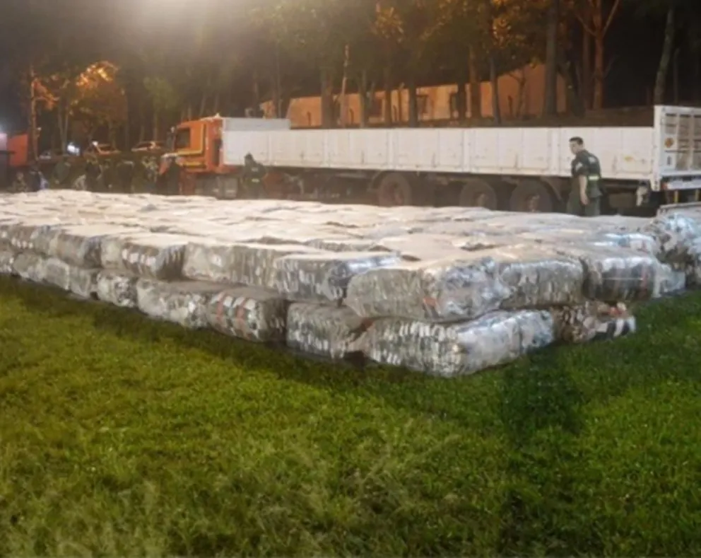 Incautan un camión cargado de medias de contrabando