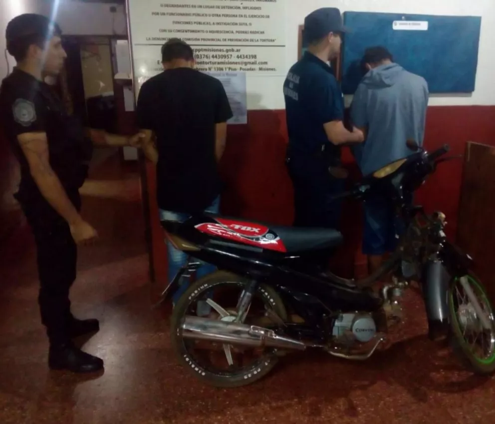 Policías recuperaron una moto robada y detuvieron a dos jóvenes en Aristóbulo del Valle