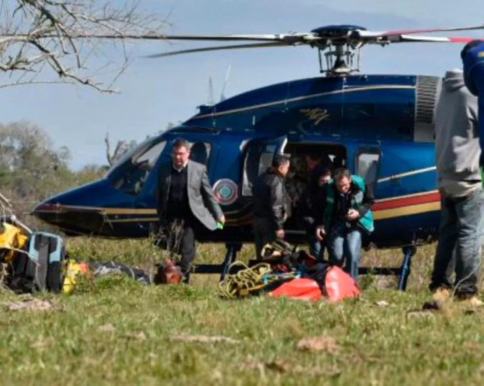 Los cuerpos sin vida de los tripulantes fueron llevados desde el lugar del accidente a la pista de Ayolas en helicóptero