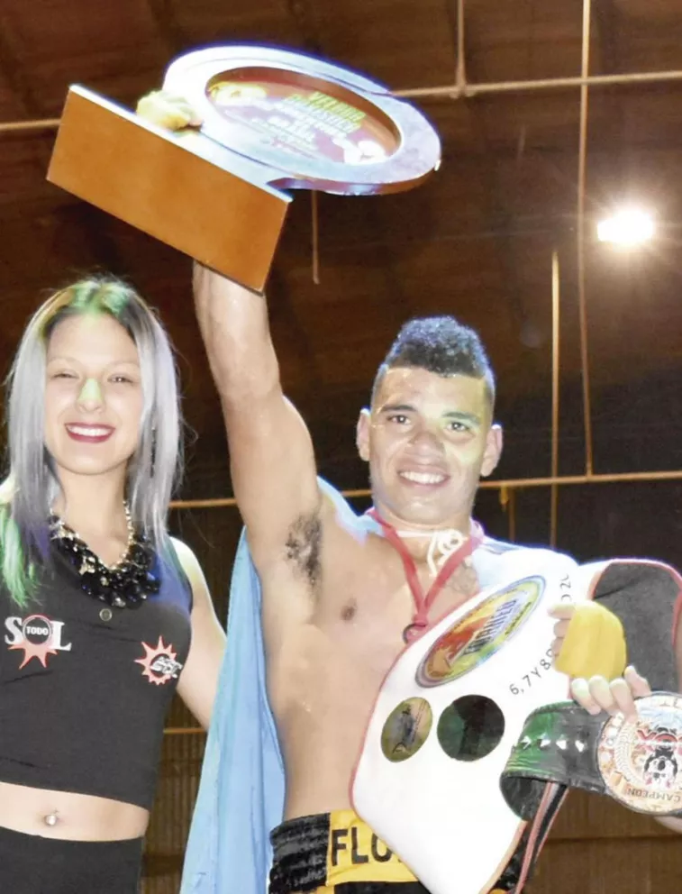Ismael Flores, el boxeador tarefero, festejó en Foz de Iguazú